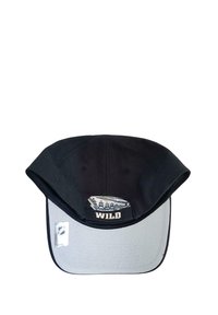 Gorra de béisbol negra con visera gris. Presenta un logotipo bordado con árboles y la palabra "WILD" en el interior de la gorra.