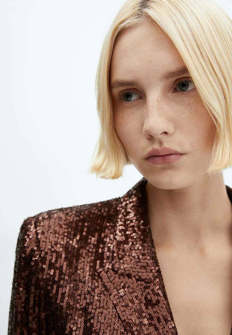 Blazer marrone con paillettes, dal design del colletto strutturato e dalla vestibilità aderente, caratterizzato da una texture lucida e dettagli scintillanti.