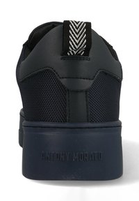 Herensneakers met een donkerblauwe mesh bovenkant en leren accenten, een gestructureerde hiel en een gestreepte aantreklip. Branding op de hiel.