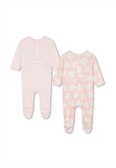 Deux pyjamas pour nourrissons avec pieds : un en rose uni et un en rose avec un motif de fleurs blanches. Les deux ont des manches longues et des fermetures à pression à l'arrière.