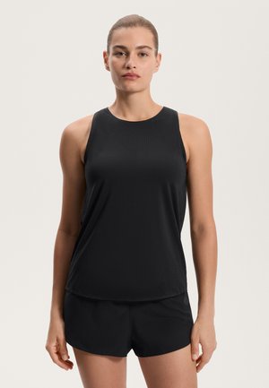 Zwarte sportieve tanktop met een hoge halslijn, voorzien van een geperforeerd patroon en een losse pasvorm, gecombineerd met bijpassende zwarte shorts.