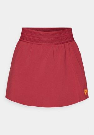 Rød treningsskjørt med bred elastisk linning, lett materiale, rynket tekstur og en liten orange logo nederst til høyre.