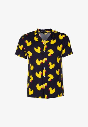 Korte mouw shirt met een marineblauwe achtergrond met herhaalde patronen van gele rubberen eendjes en rode accenten, gemaakt van lichtgewicht stof.