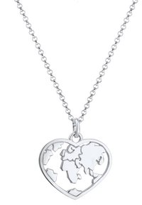 Sølv hjerteformet vedhæng med udskåret verdenskortdesign, hængende fra en delikat kæde. Glat overflade, minimalistisk stil.
