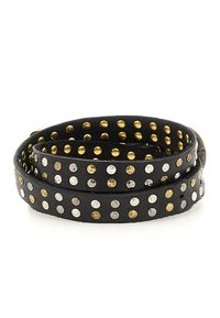 Bracciale avvolgente in pelle nera adornato con borchie metalliche in argento e oro, con una finitura testurizzata e forme arrotondate.