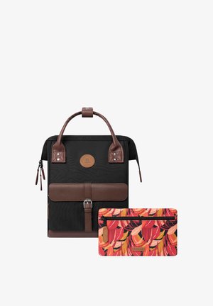 Schwarzstoff-Rucksack mit braunen Lederakzenten, Tragegriff und Vordertasche. Enthält ein bunt blumengemustertes Täschchen.