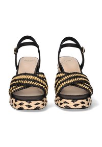 Sandalias tejidas en negro y marrón con suela de plataforma y tira en el tobillo. Presentan un diseño entrelazado y una textura suave en la plantilla.