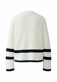 Rippstrickpullover in Weiß mit navyblauen horizontalen Streifen. Verfügt über einen runden Halsausschnitt und überschnittene Schultern für eine lässige Passform.