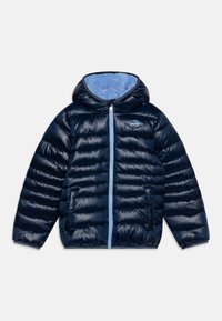 Marineblauwe pufferjack met capuchon, voorzien van een glanzende textuur, blauwe voering, een ritssluiting aan de voorkant en een duidelijk doorgestikte desig. Het Levi's-logo is zichtbaar.