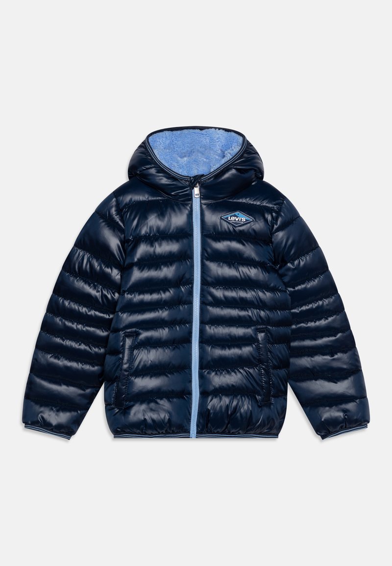 Marineblauwe pufferjack met capuchon, voorzien van een glanzende textuur, blauwe voering, een ritssluiting aan de voorkant en een duidelijk doorgestikte desig. Het Levi's-logo is zichtbaar.