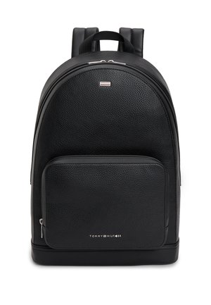 Čierny kožený batoh s drobnou štruktúrou, predným vreckom na zips, polstrovanými popruhmi a malým logom Tommy Hilfiger na vrecku a hornej prednej časti.