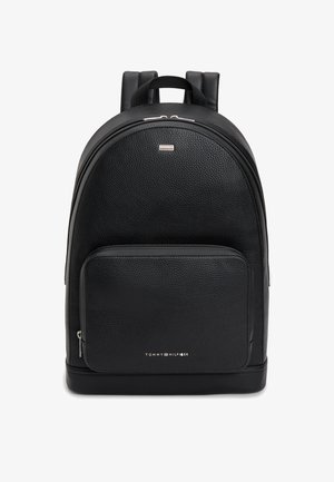 Czarny plecak z ziarnistej skóry z przednią kieszenią na zamek, wyściełanymi paskami oraz małym logo Tommy Hilfiger na kieszeni i górnej części przodu.