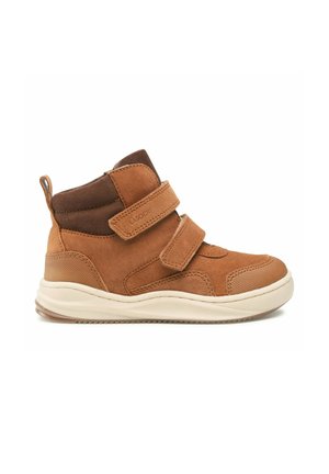 Brązowy dziecięcy sneaker za kostkę z dwoma rzemykami na rzepy, wyściełanym kołnierzem wokół kostki, teksturowaną gumową podeszwą i uchwytem na pięcie.