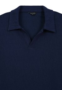 Polo shirt blu navy in tessuto texturizzato, con collo classico e una breve patta con bottoni sul collo. Taglia L.