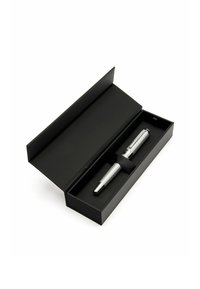Stylo métallique argenté avec une prise texturée, présenté dans une boîte rectangulaire noire avec fermeture magnétique et sangle élastique interne.
