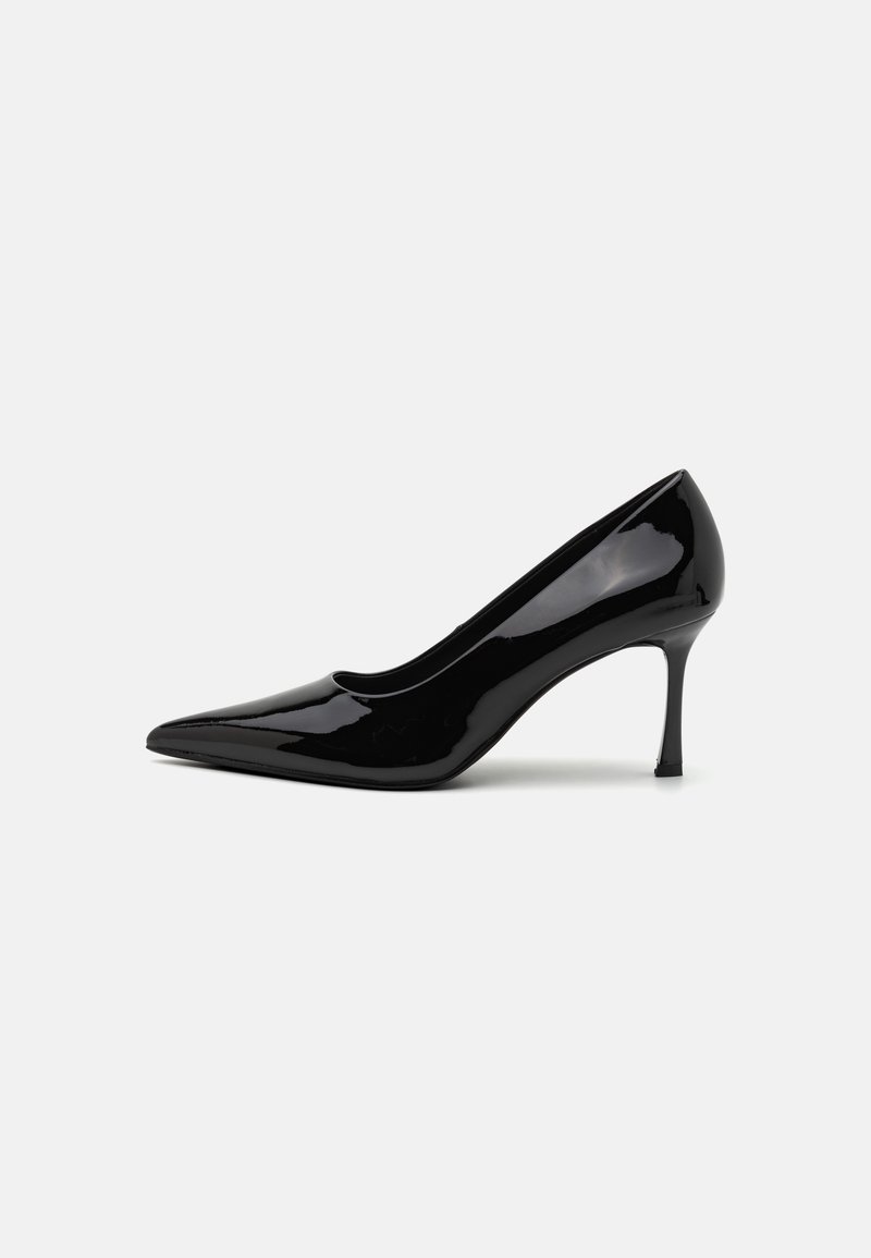 Čierne lakované lodičky na vysokom podpätku s špicatou špičkou a úzkym stiletto podpätkom. Hladký povrch s elegantnou siluetou.