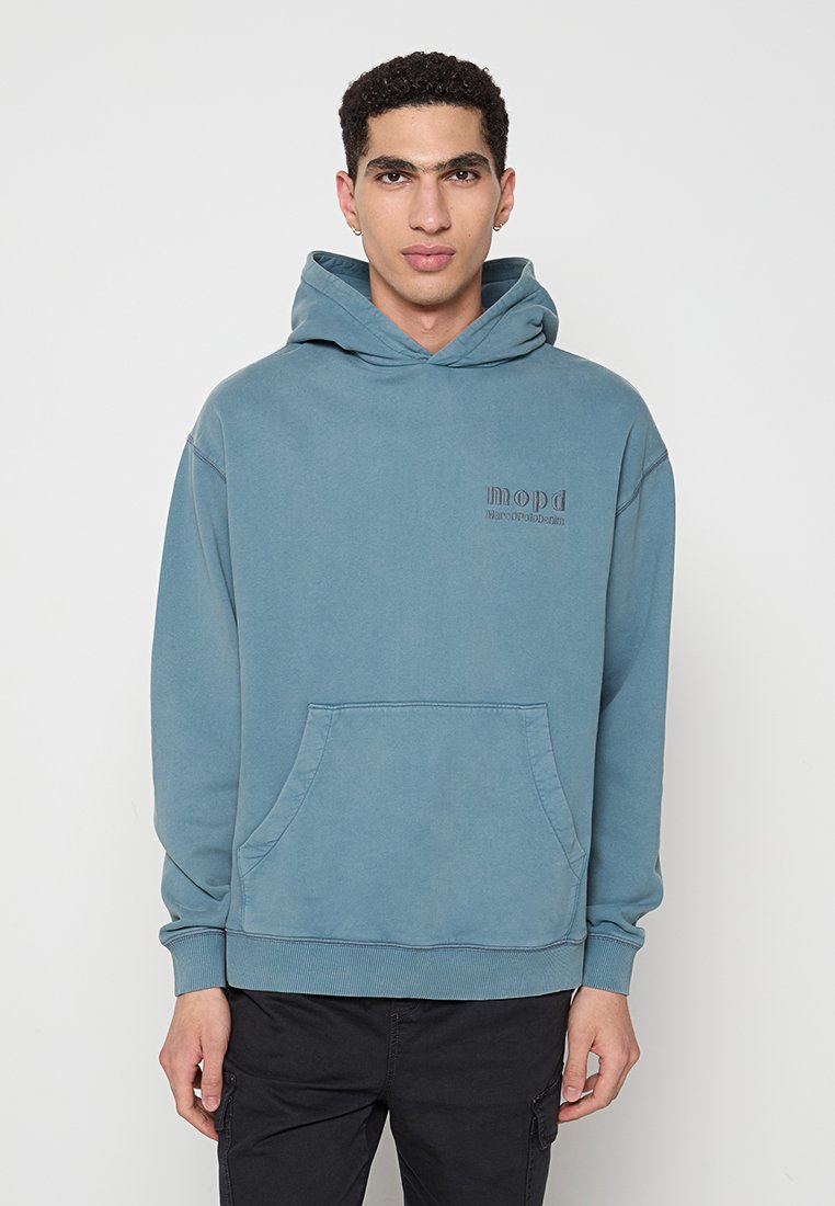 Helle blaue Kapuzenjacke aus weichem Material mit Fronttasche, gerippten Bündchen und kleinem Logo auf der Brust. Lässiges Design.