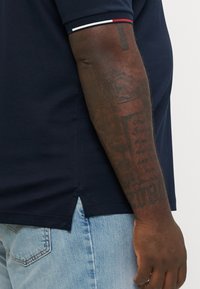 Tommy Hilfiger FLAGCUFF SLIM FIT - Polo shirt - desert sky