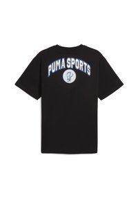 Sort bomulds T-shirt med et stort "PUMA SPORTS" grafisk tryk i hvid og blå på ryggen, samt en rund logo detalje. Korte ærmer.