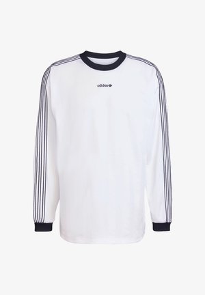 Langärmeliges weißes Baumwollhemd mit schwarzem Dreistreifen-Design entlang der Schultern und gerippten Bündchen, mit einem kleinen schwarzen Logo auf der Brust.