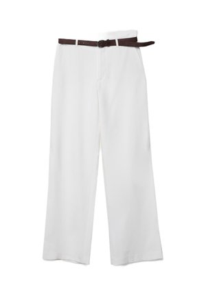 Biele široké nohavice s tmavohnedým koženým opaskom prevlečeným cez pútka, položené na bielom pozadí.