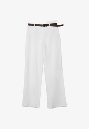 Biele široké nohavice s tmavohnedým koženým opaskom prevlečeným cez pútka, položené na bielom pozadí.