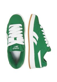 Zielone trampki z białymi akcentami, z gładkim wierzchem, białymi sznurówkami, wyściółką amortyzującą i podeszwą z gumy.
