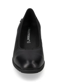 Scarpa décolleté nera in pelle con punta arrotondata, texture liscia e dettagli di cucitura discreti. Presenta una suola piatta in gomma per maggiore stabilità.