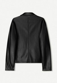 Schwarze Lederjacke mit glatter Textur, eingekerbtem Kragen und langen Ärmeln mit Knopfakzenten. Sauberes, minimalistisches Design.