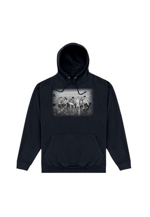 Sort hætte sweatshirt med en frontlomme og snøre. Har et sort-hvidt grafisk motiv af fem personer, der sidder på en bygningstag.