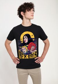 Czarna koszulka z grafiką trzech animowanych postaci na tle żółtego księżyca z nietoperzami, z napisem "HEX GIRLS" w pogrubionej czcionce.