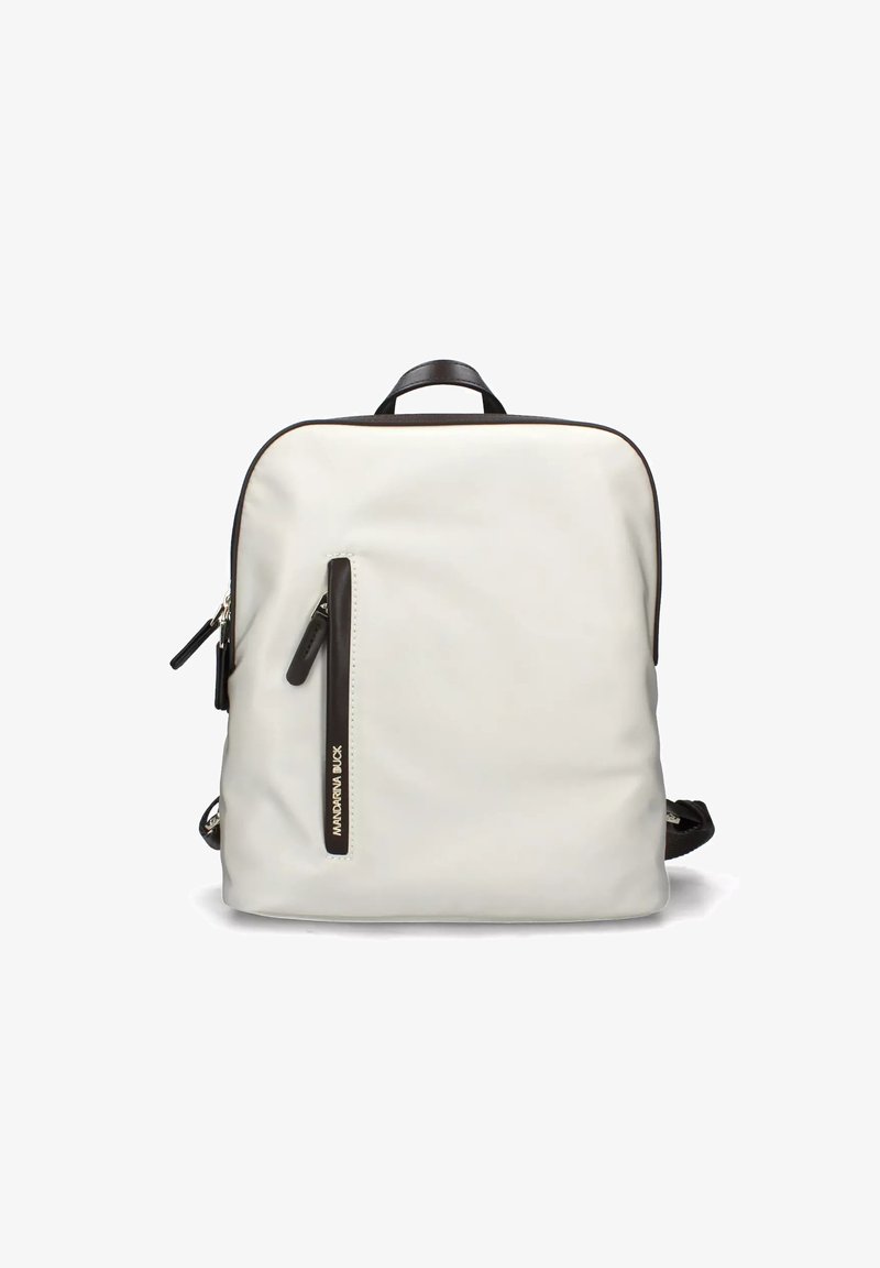 Zaino in pelle bianca con accenti marroni, forma rettangolare sottile, manico superiore e tasca frontale con zip che presenta il logo del marchio. Spallacci regolabili.