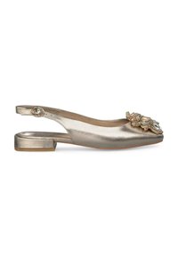 Escarpin plat argenté avec une forme arrondie, orné d'une décoration florale à l'avant et d'un petit talon carré.