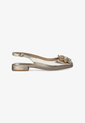 Scarpa flat slingback in oro metallico con punta arrotondata, decorazione floreale decorativa sulla parte anteriore e piccolo tacco a blocco.