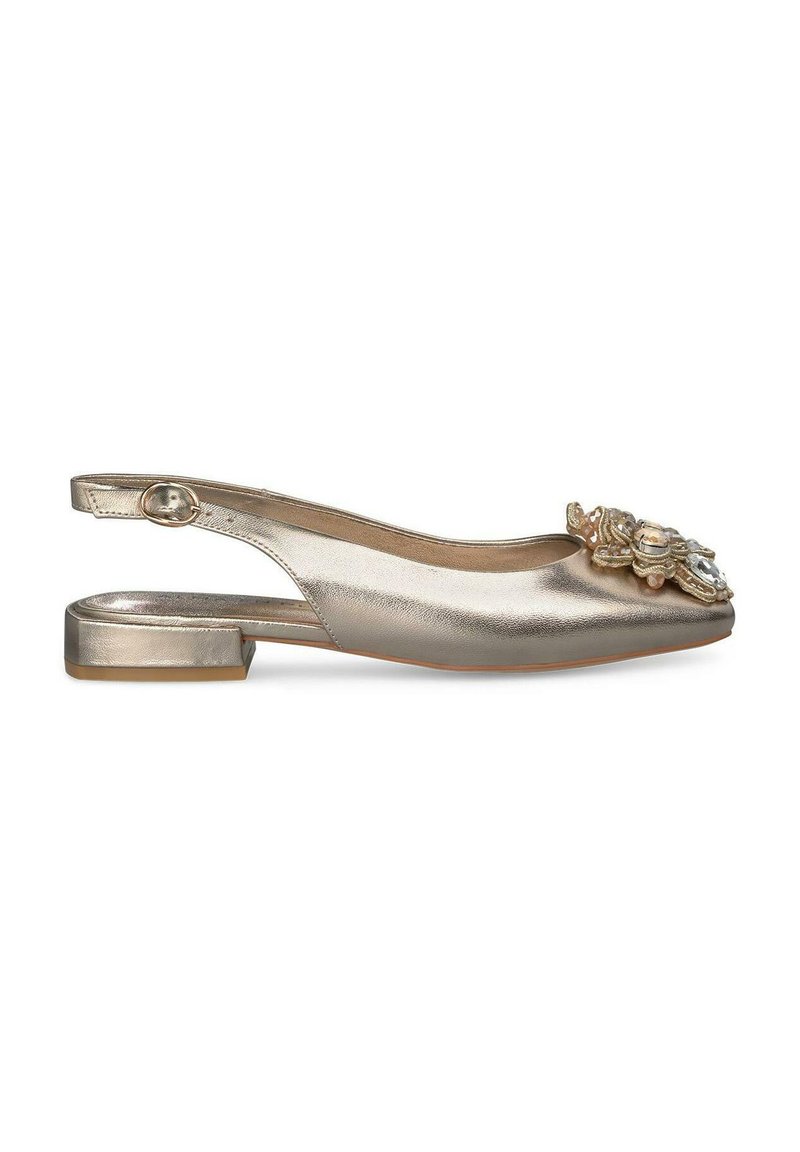 Escarpin plat argenté avec une forme arrondie, orné d'une décoration florale à l'avant et d'un petit talon carré.