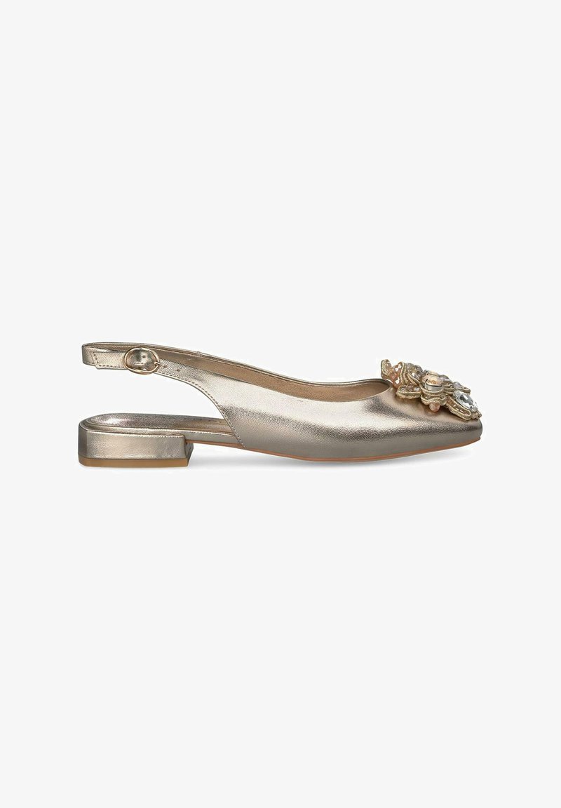 Scarpa flat slingback in oro metallico con punta arrotondata, decorazione floreale decorativa sulla parte anteriore e piccolo tacco a blocco.