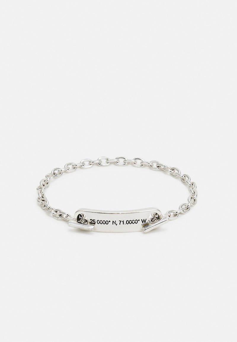 Pulseira de prata com um design de corrente e uma placa curva inscrita com as coordenadas "25.0000° N, 71.0000° W." Acabamento em metal suave.