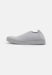 Šedé pletené slip-on sneakersy s žebrovaným límcem, flexibilní podrážkou a hladkou texturou. Minimalistický design bez viditelného kování nebo vzorů.