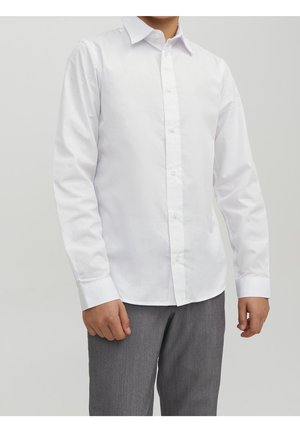Camisa blanca de manga larga con botones, cuello puntiagudo, tela texturizada y ajuste recto, combinada con pantalones grises.