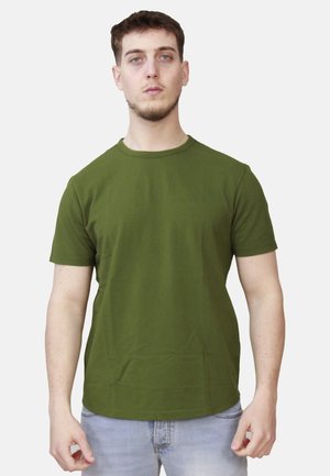 T-shirt in cotone verde oliva con maniche corte e scollatura rotonda, caratterizzata da un logo discreto sulla parte sinistra del petto. Design semplice e aderente.