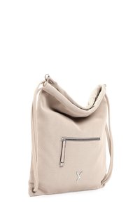 Bolso de cuero perforado beige con un diseño de estilo informal, que incluye un bolsillo con cremallera en la parte frontal y correas de hombro ajustables.