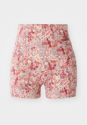 Szorty w kwiatowy wzór w odcieniach czerwieni i brzoskwini, wykonane z lekkiego materiału. Posiadają wysoki pas z logo Adidas.