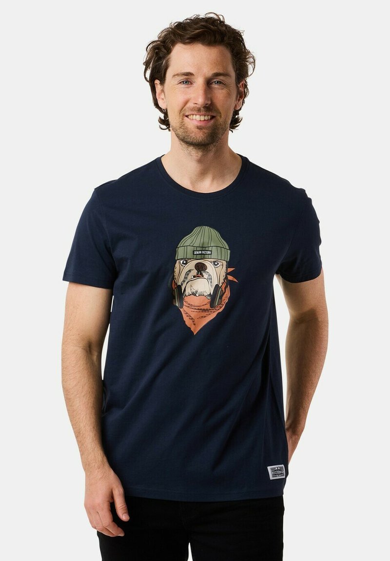 Navyblå bomulls-t-shirt med en grafik av en bulldog som bär en grön mössa och hörlurar, kompletterad med en orange bandana-accent.