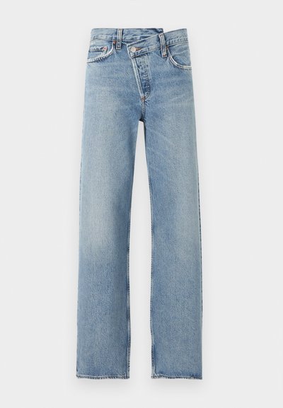 Φωτεινό μπλε τζιν με ίσια γραμμή, ψηλή μέση, πέντε τσέπες και κλείσιμο με κουμπιά, με ασύμμετρο σχέδιο στη μέση.
