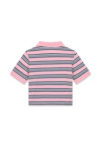 Polo rose à manches courtes avec des rayures horizontales noires, blanches et bleu marine, montré de dos sur fond blanc.