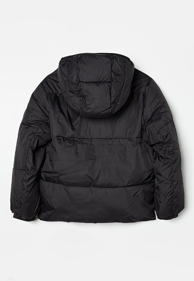 Schwarze Pufferjacke mit einer Kapuze, die eine glatte Textur, gepolsterte Abschnitte und elastische Bündchen aufweist. Einfaches, minimalistisches Design ohne Verzierungen.