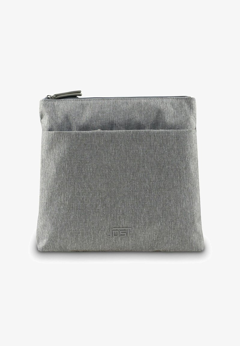 Grijze stoffen pouch met een gladde textuur, ritsluiting en een voorvak. Bevat een subtiel logo-embos op de onderkant van de voorkant.