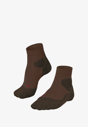 Bruine enkelsokken met een geribbeld ontwerp, een getextureerd voetbed in een donkerdere tint en rode accenten nabij de boord.