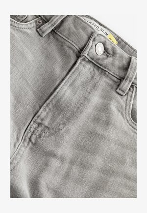 Pelēki denimi džinsi ar brīvu slim piegriezumu. Iespējas: augšējais pogu aizdare, metāla kniedes un smalka tekstūra. Etiķete redzama pie vidukļa.