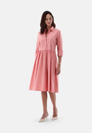 Rosa, knöpfen-up Kleid mit tailliertem Oberteil, vollem Rock und Dreiviertelärmeln. Glattes Gewebe mit leichtem Glanz.